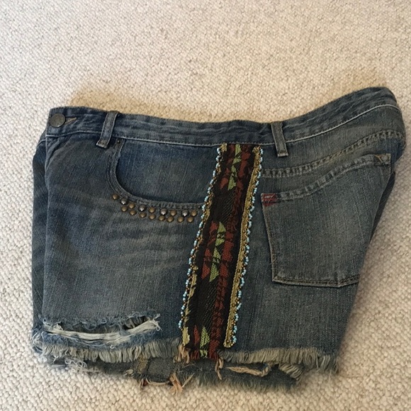 Ladies distressed denim shorts. Mid rise, size 31. - Picture 3 of 4